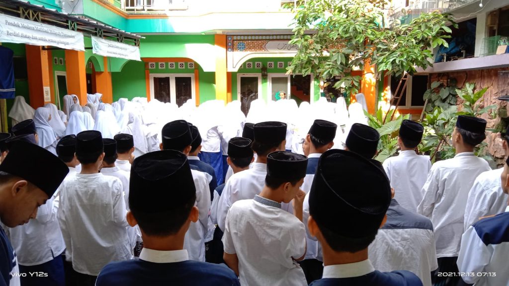 Gambar guru menerima hadiah dari murid